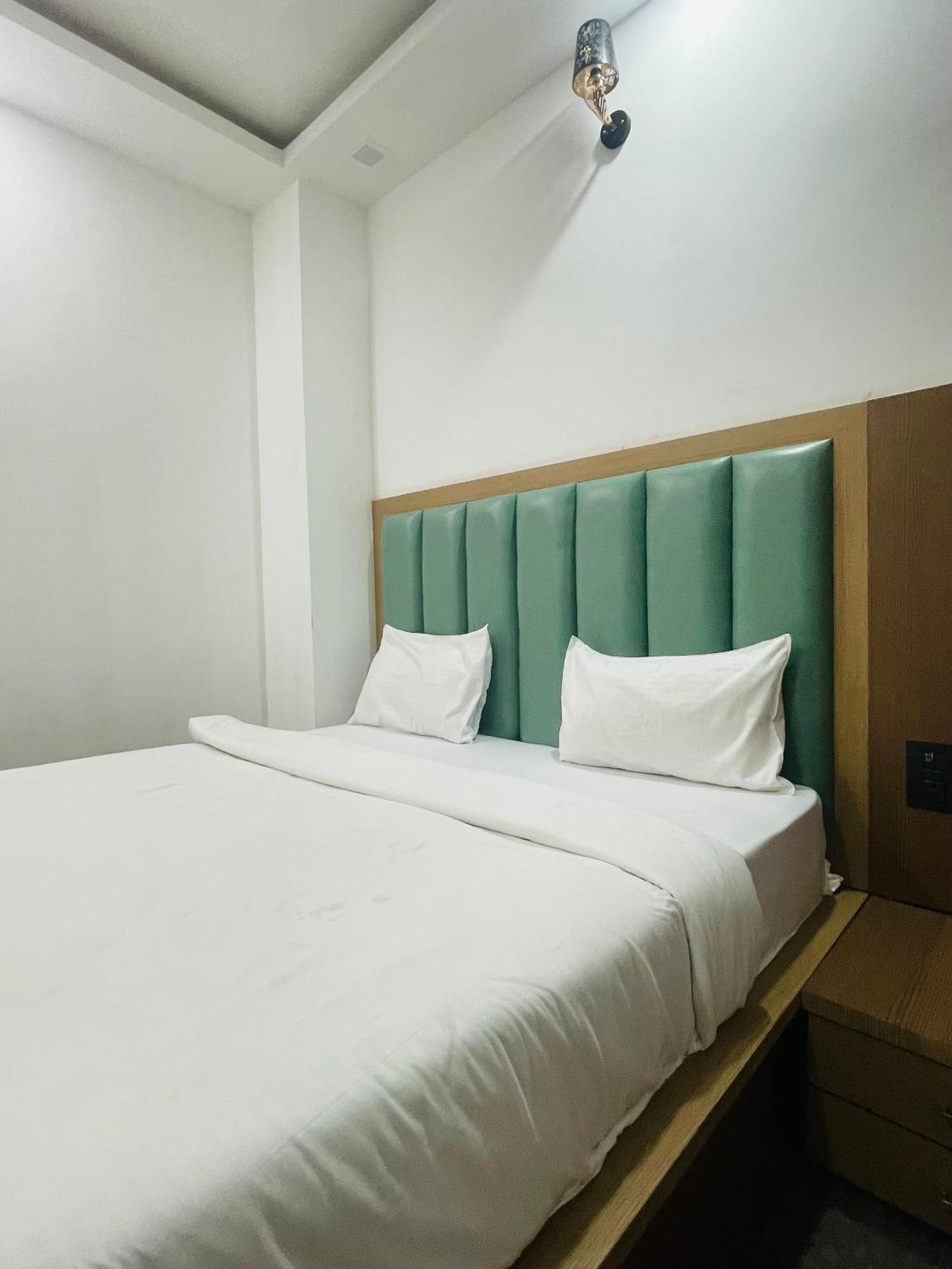 Hotel Golden Door ماثورا المظهر الخارجي الصورة